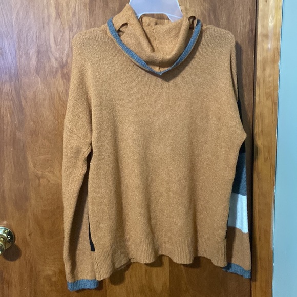 Nice woolen high neck with a pattern on small size this is new - Picture 4 of 4